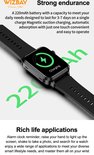Zwarte smartwatch met zwart bandje in close-up, toont een groen laadicoon en de tekst 'Charging'.
