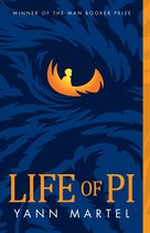 Boekcover van 'Life of Pi' met een silhouet van een man in een bootje op een oranje maan, tegen een donkerblauwe, golvende achtergrond. Tekst: "WINNER OF THE MAN BOOKER PRIZE", "LIFE OF PI", "YANN MARTEL".