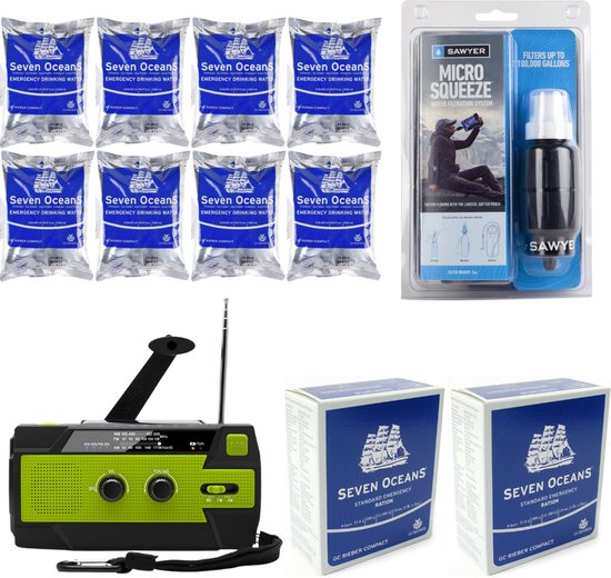 Noodpakket met 10 zakjes drinkwater, een waterfilter en een radio. Twee dozen met drinkwater op de achtergrond.