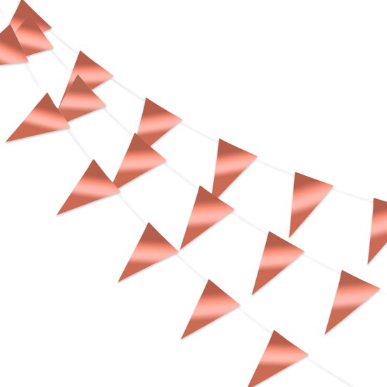 Deux rangées de fanions triangulaires couleur cuivre suspendus en diagonale sur un fond blanc.