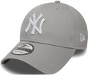 Grijze New Era 9FORTY pet met wit New York Yankees logo op de voorkant en New Era logo op de zijkant.