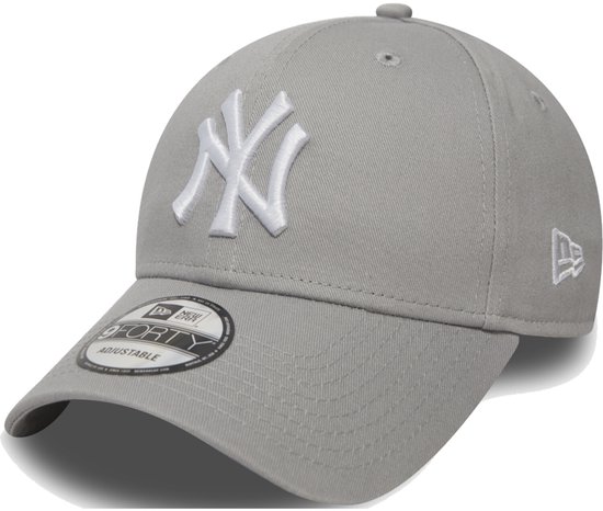 Grijze New Era 9FORTY pet met wit New York Yankees logo op de voorkant en New Era logo op de zijkant.