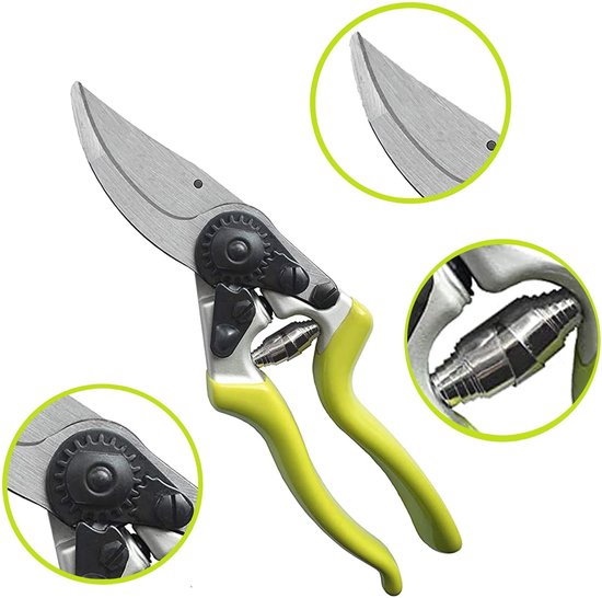 Grijze snoeischaar met groene handvatten, close-up van mes en tandwielmechanisme.