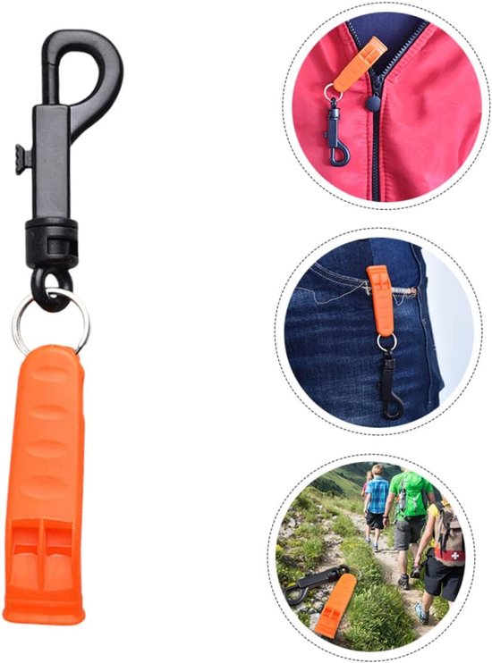 Oranje fluitje met zwarte clip, aan een rode jas, een spijkerbroek en in de hand. Ook wandelaars met fluitje.