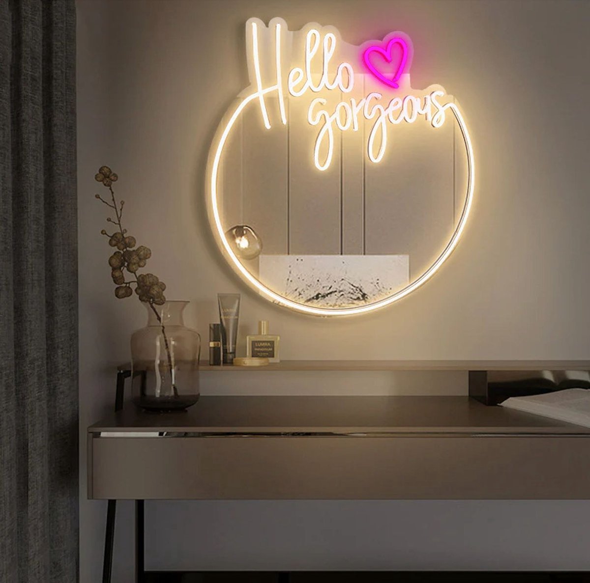 Spiegel Led Lamp – Hello Gorgeous – 45 x 45CM - Dimbaar – USB A - Verlichting – Incl. Ophangmateriaal - Wandspiegel