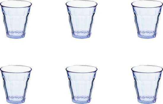 Zes transparante Duralex Picardie waterglazen op een zwarte achtergrond.