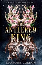Boekomslag van "The Antlered King" met gouden gewei en roze bloesems, met de tekst "DEATH DEMANDS HIS DUE" en "MARIANNE GORDON".