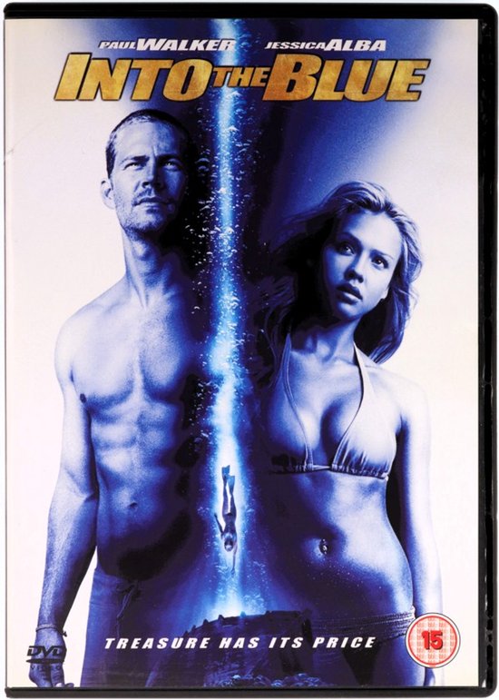 Paul Walker en Jessica Alba op de cover van de film "Into the Blue". Ze staan tegen een blauwe achtergrond met lichtstralen. In het midden zwemt een duiker.