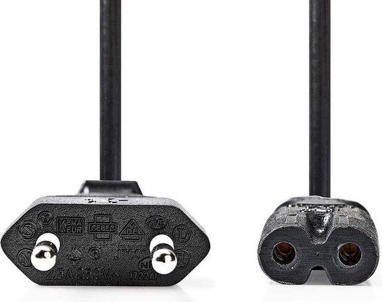 Zwarte CEE 7/7 stekker en een C8-connector, met certificeringen zoals KEMA KEUR.