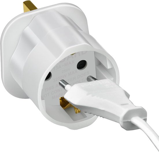 Reisadapter, witte behuizing, met een Europese stekker die wordt ingeplugd. Gemaakt van 'fireproof material ABS'.