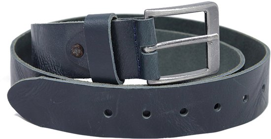 Donkerblauwe leren riem met zilverkleurige gesp.