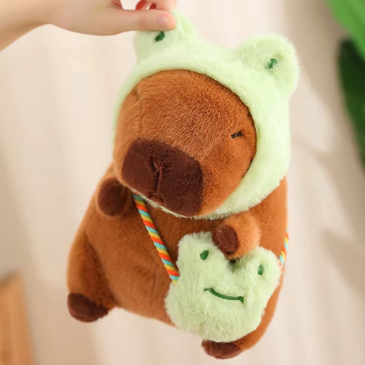 Creasowl® Capybara knuffel, capybara met kikker mutsje, capybara met kikker tasje, pluche capybara, 25 cm knuffel, pluche dieren, kikker mutsje, schattige knuffel met accessoires, knuffeldier voor kinderen, capybara met kikkeraccessoires