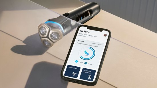 Philips Shaver i9000 Prestige Ultra en smartphone met SkinIQ app.