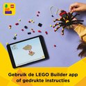 Tablet met LEGO bouwinstructies naast een zwarte, rode en gele LEGO spin.
