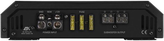 Achterkant van een zwarte auto versterker. Met aansluitingen voor GND, REM, +12V, FUSE en SUBWOOFER OUTPUT. Logo van ESX.