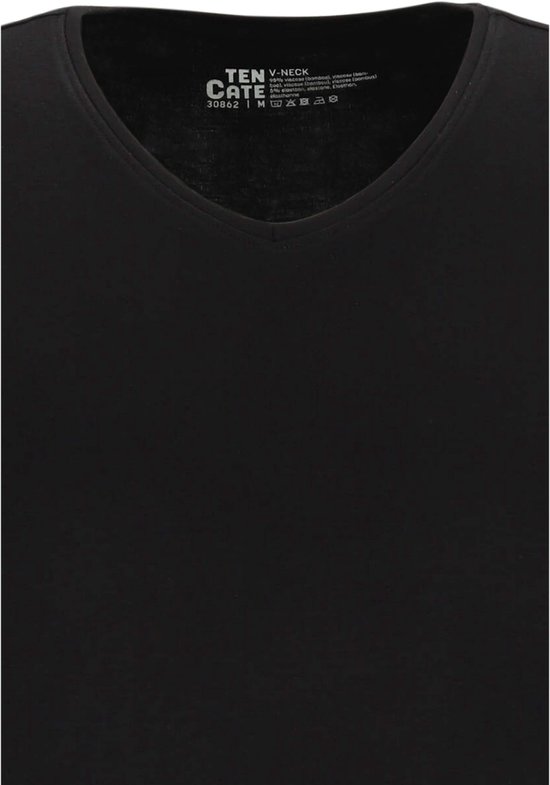 Zwart t-shirt met V-hals, label met 'TEN CATE' zichtbaar in de hals.