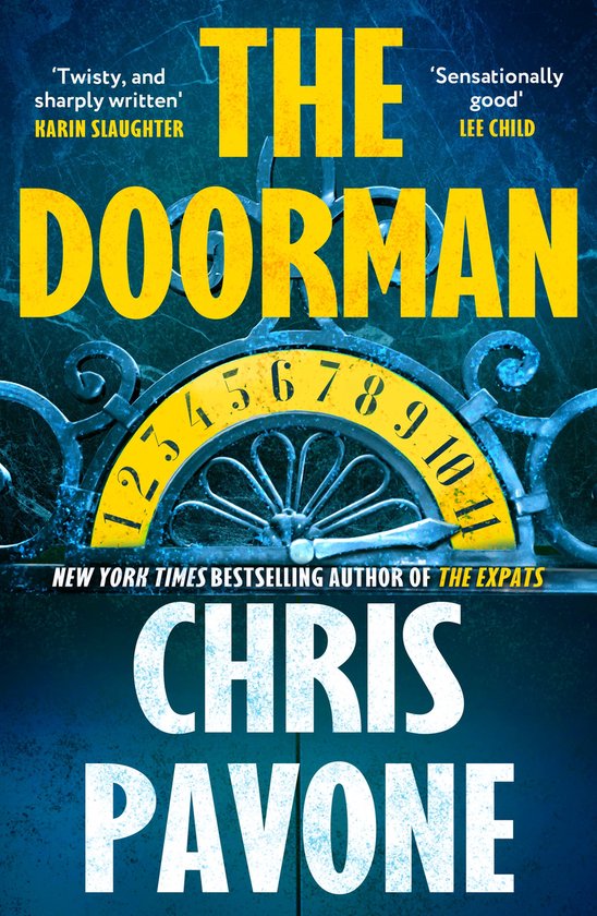 Boekomslag van 'The Doorman'. Grote gele letters met de titel 'THE DOORMAN'. Daaronder een deuralarm met de cijfers 1 tot 11. Namen van Karin Slaughter en Lee Child, en auteur Chris Pavone.