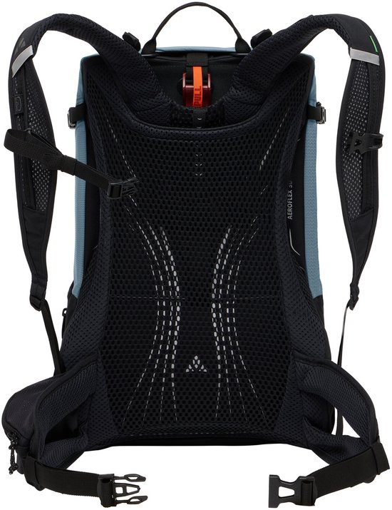 Achterkant van een blauwe rugzak met zwart mesh ventilatiesysteem en oranje detail.