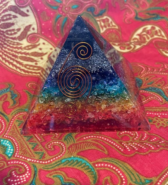Piramide 7 Chakra Orgonite met Toermalijn