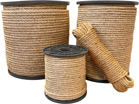 Drie rollen sisaltouw in verschillende maten. Een losse bundel touw ligt voor de grootste rol.