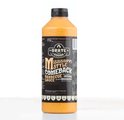 Fles Grate Goods Mississippi Style Comeback Barbecue Saus, 775ml, op een witte achtergrond. Het etiket is zwart met oranje en witte tekst.
