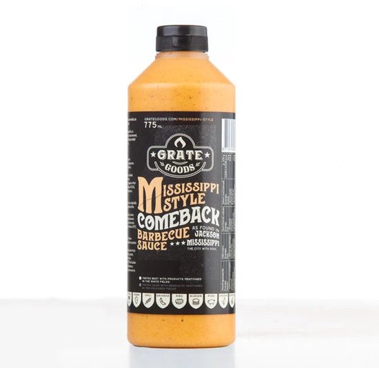 Fles Grate Goods Mississippi Style Comeback Barbecue Saus, 775ml, op een witte achtergrond. Het etiket is zwart met oranje en witte tekst.