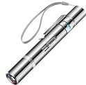 Zilverkleurige laserpen met een blauw lampje, aan/uit knop, schakelaar en draagkoord.