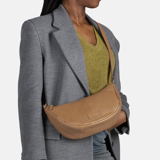 Model met lichtbruine Burkely crossbody tas om de schouder, van soepel leer.