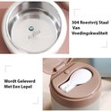 Close-up van een roestvrijstalen binnenkant van een lunchpot en een lepel in een deksel.