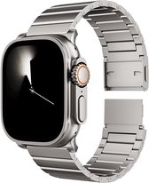 Zilverkleurig metalen horlogebandje, aan een Apple Watch met zilverkleurige behuizing bevestigd. De wijzerplaat is zwart.