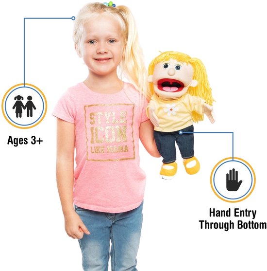 Meisje met blonde staartjes en een roze shirt, dat een blonde handpop vasthoudt.