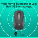 Grijze Logitech M650 L muis met scrollwiel, groene led indicator en logo. Omringd door cirkels. Bluetooth en USB-ontvanger iconen onderaan.