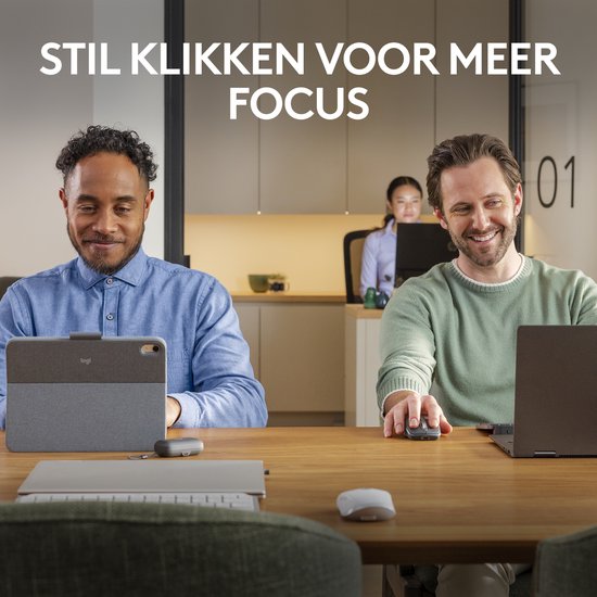 Mannen werken met Logitech muizen, met tekst 'Stil klikken voor meer focus'.