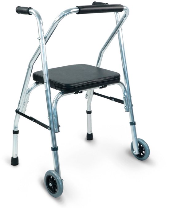 Zilverkleurige rollator met zwarte zitting en wieltjes, op een witte achtergrond.