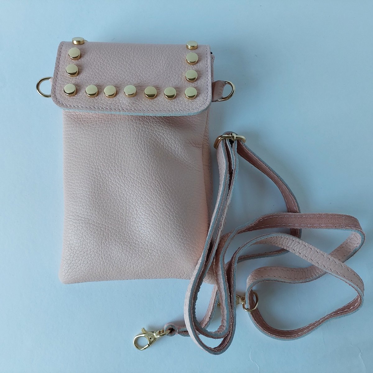 Telefoon tasje - crossbody - leer - pastel roze - trendy - messing versierselen - achterzijde vakje