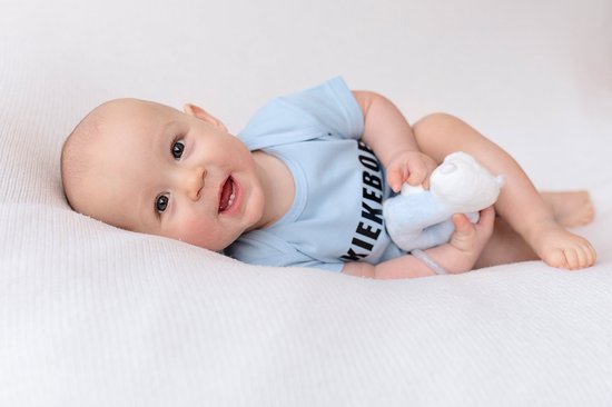 Kraamcadeau, kraamcadeau jongen - blauwe babymuts, baby schoentjes en speen - kan ook rechtstreeks worden verstuurd van De Gele Flamingo. — afbeelding 3