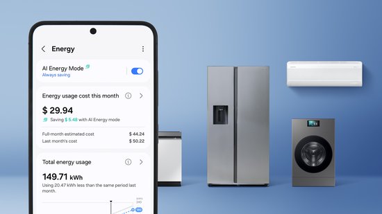 Smartphone met Samsung AI Energy Mode app, toont energieverbruik. Naast een zilverkleurige Amerikaanse koelkast.
