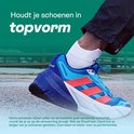 Een blauw-rode sportschoen op een ondergrond. De tekst 'Houdt je schoenen in topvorm'.