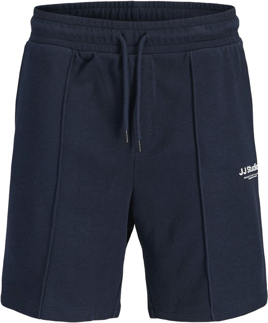 Marineblauwe sweatshorts met trekkoord, logo 'JJ Studios' in wit op de rechterpijp.