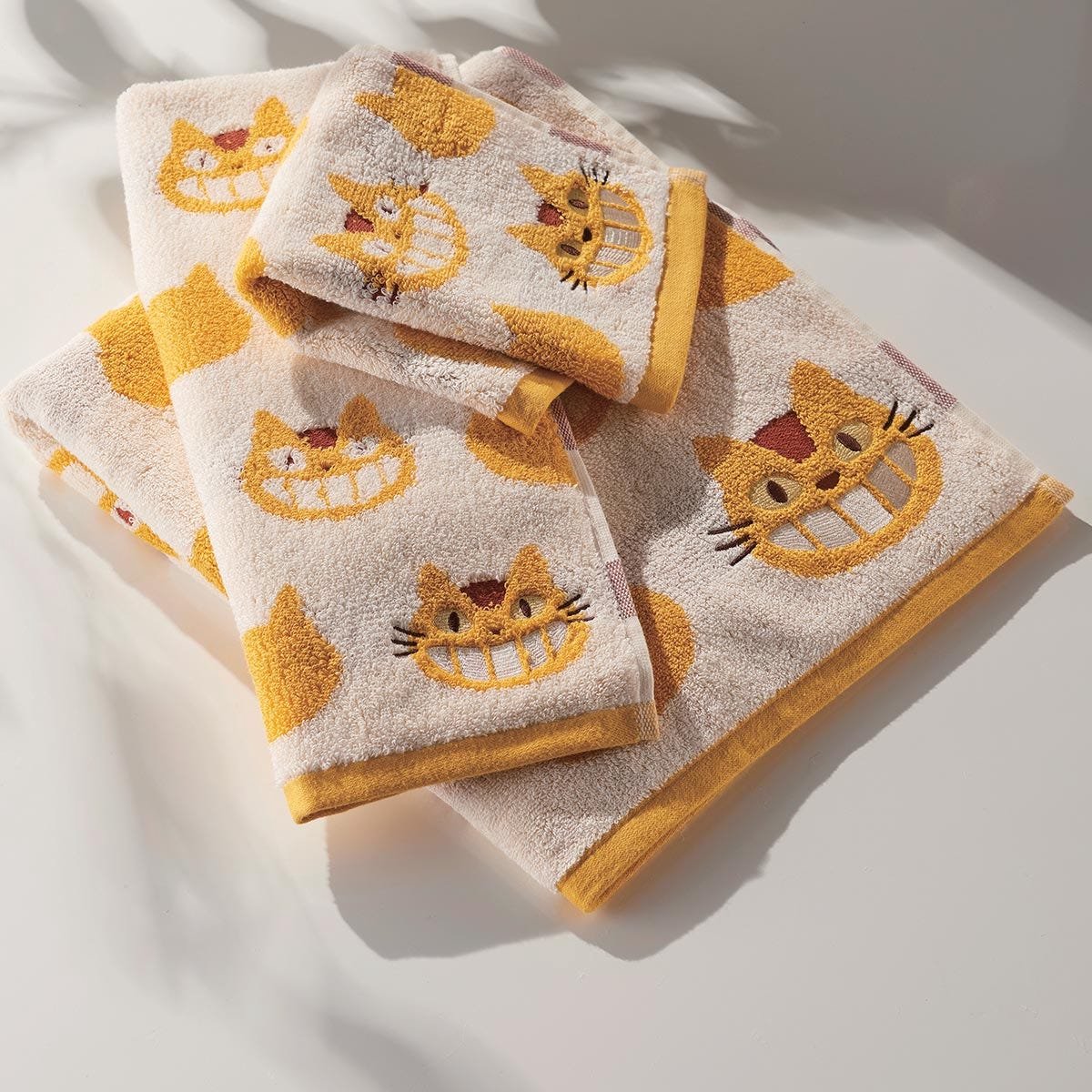 Marushin - My Neighbor Totoro - Mini handdoek Catbus - 32 x 36 cm - Wit/Geel