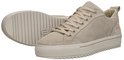 Paar crème suède lage sneakers met beige veters en dikke geribbelde zool.