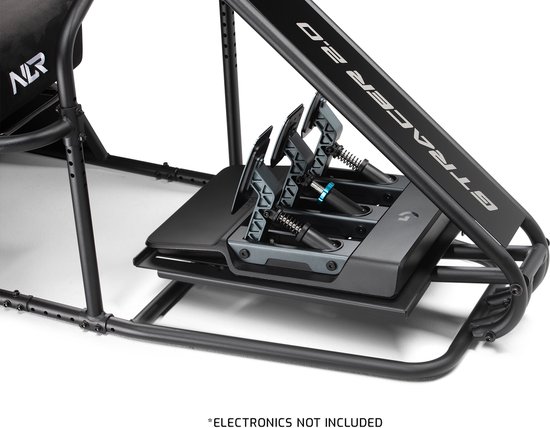 Zwarte verstelbare pedalen met GTRACER 2.0 logo op een racecockpit.