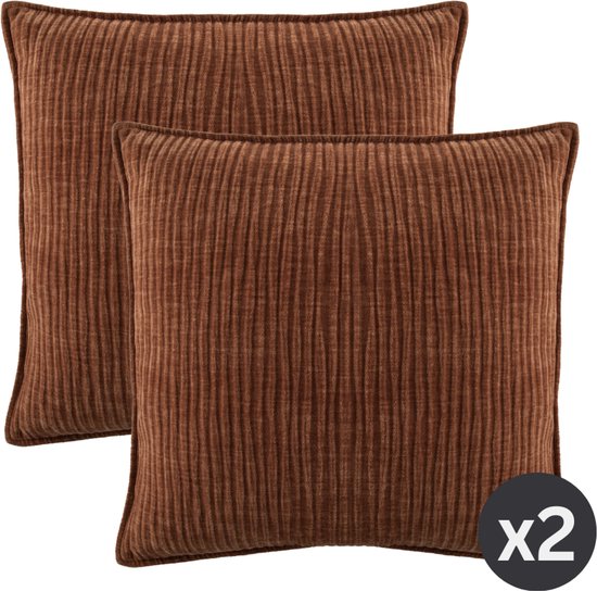 Set van twee bruine kussens met verticale ribbelstructuur.
