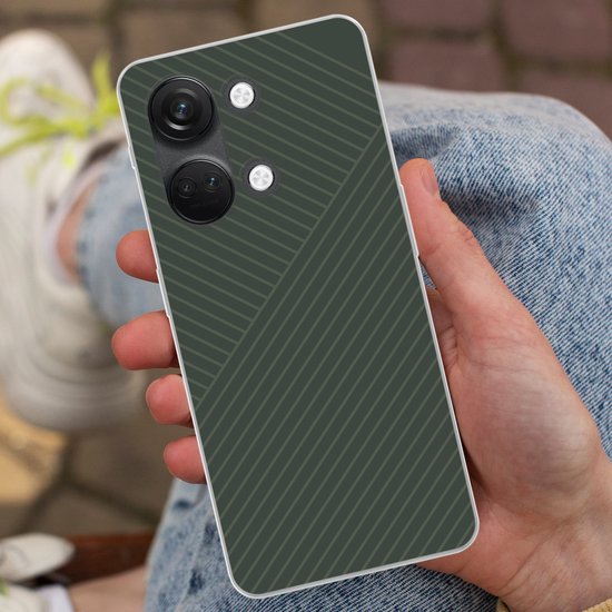 Groen hoesje met abstracte lijnen, gedragen door een persoon met jeans.