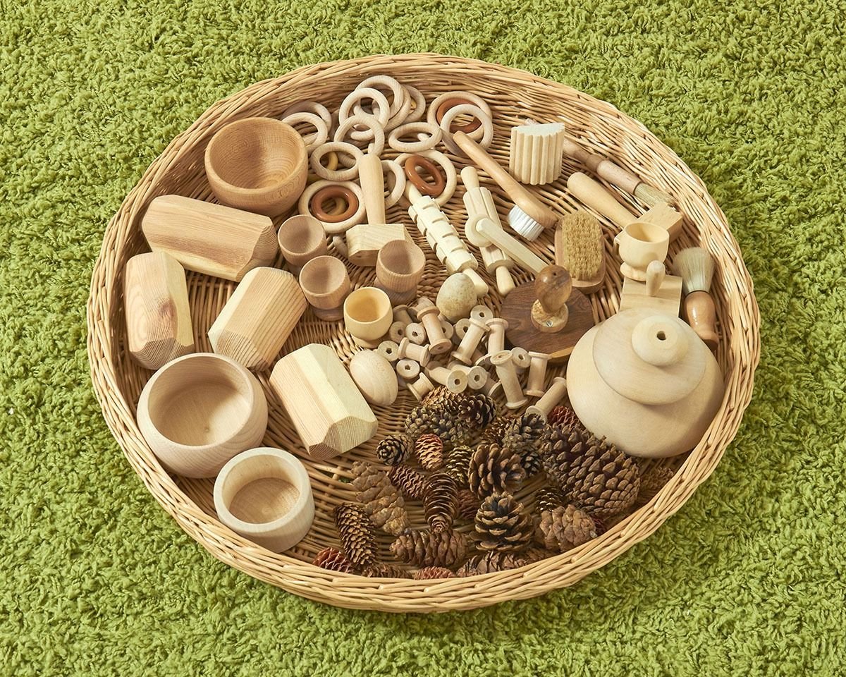 Cosy wicker speeltray 60cm voor heuristisch spel en sensorisch ontdekken.
