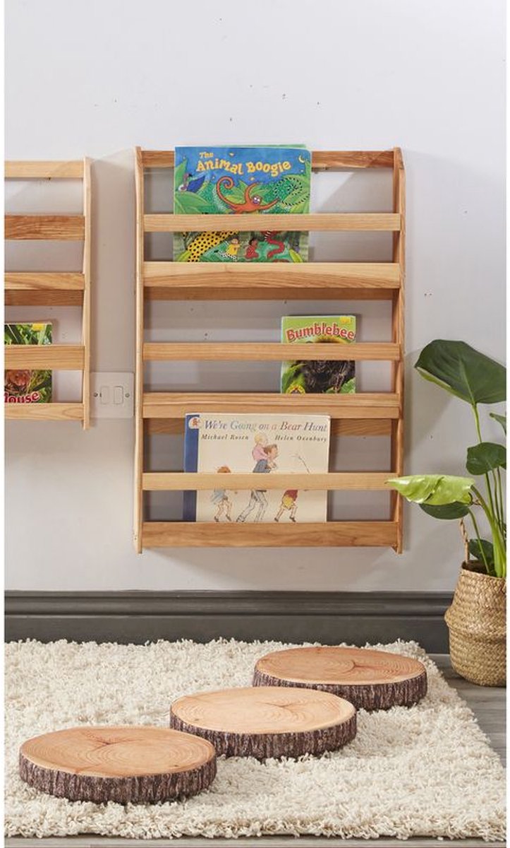 Cosy boekenrek plat tegen de muur verticaal voor kinderboeken.