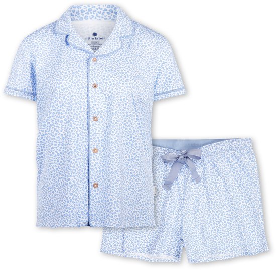 Klassieke blauwe pyjamaset met luipaardprint, bestaande uit een kort nachthemd en korte broek.