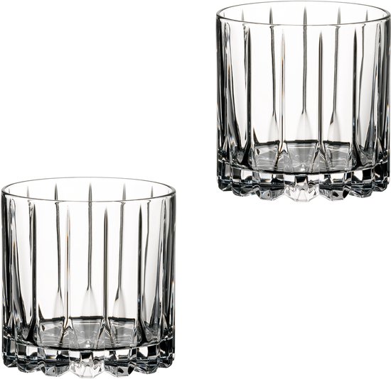Twee lege, gestreepte kristallen tumbler glazen op een witte achtergrond.