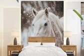 Behang - Fotobehang Paard - Wit - Winter - Natuur - Sneeuw - Dieren - Breedte 195 cm x hoogte 260 cm