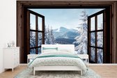 Behang - Fotobehang Winter - Landschap - Natuur - Berg - Bomen - Doorkijk - Uitzicht - Breedte 350 cm x hoogte 260 cm